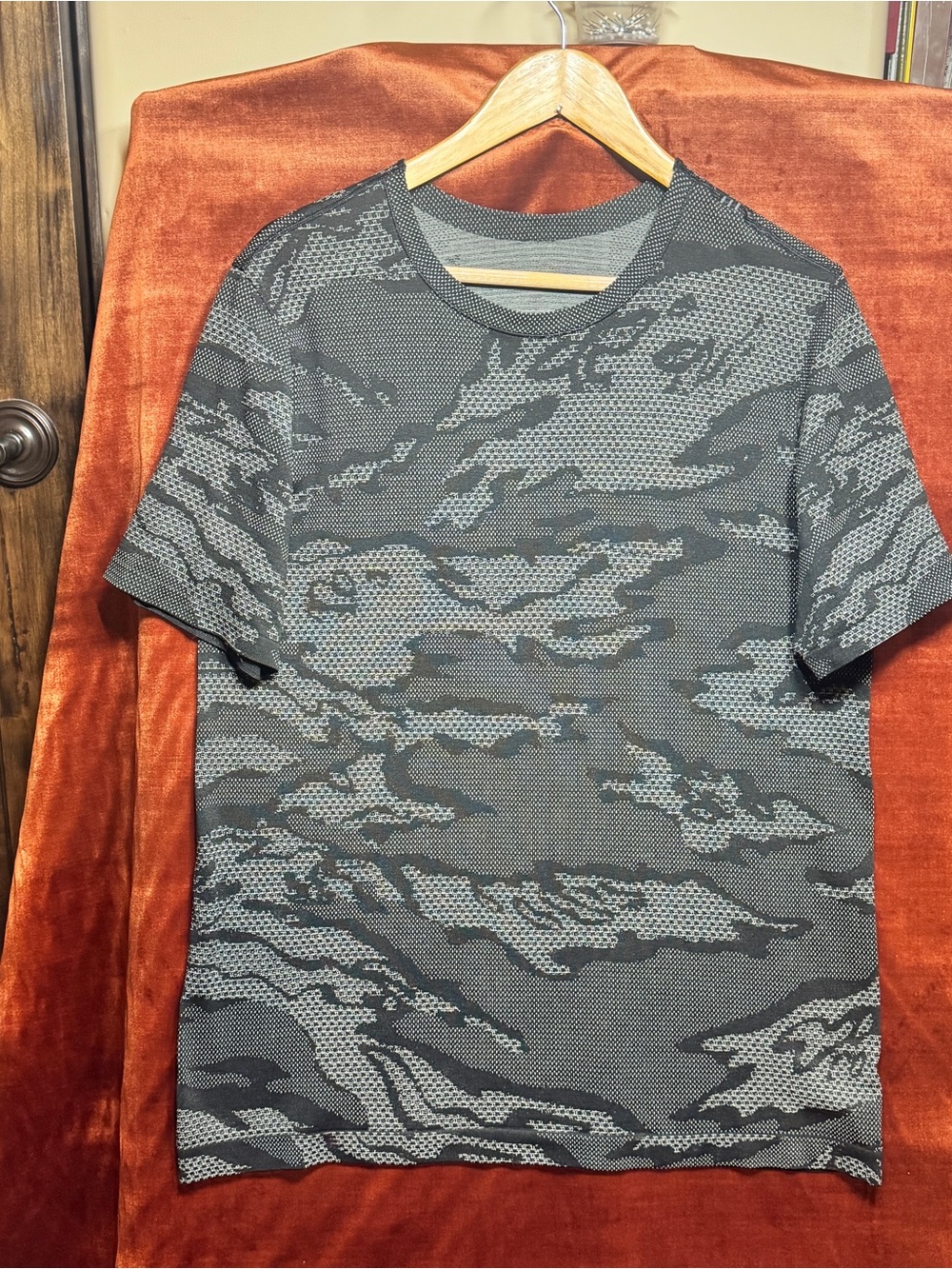 Lululemon Men’s Metal Vent Breathe Shirt New York City Camo M/L 40"